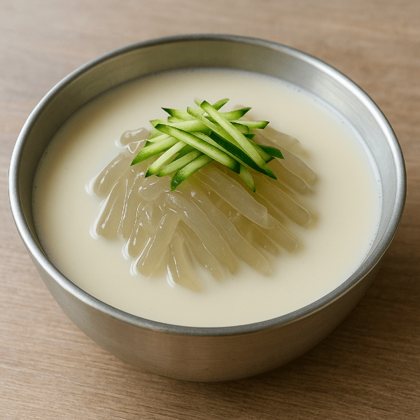 채 썬 오이가 토핑된 콩국물과 우뭇가사리