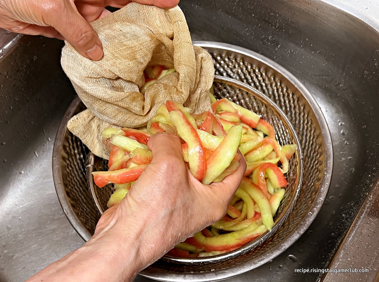 흐르는 물에 씻은 수박 껍질(흰살)을 삼배 보자기에 넣는 사진