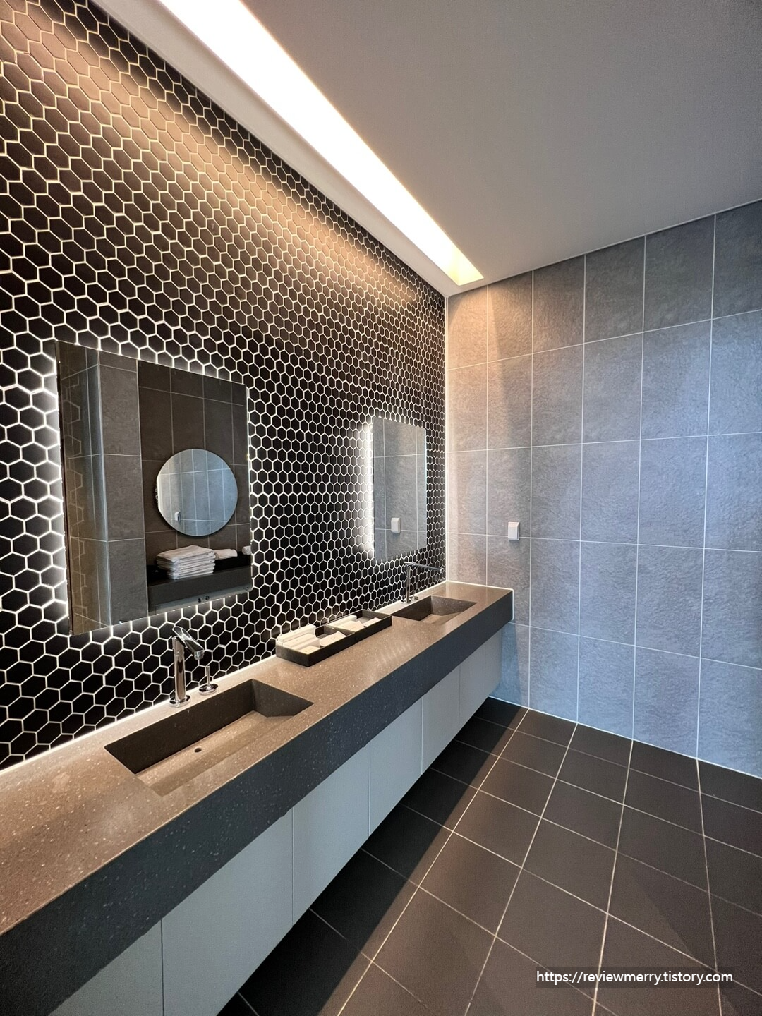 화장실 입구 사진