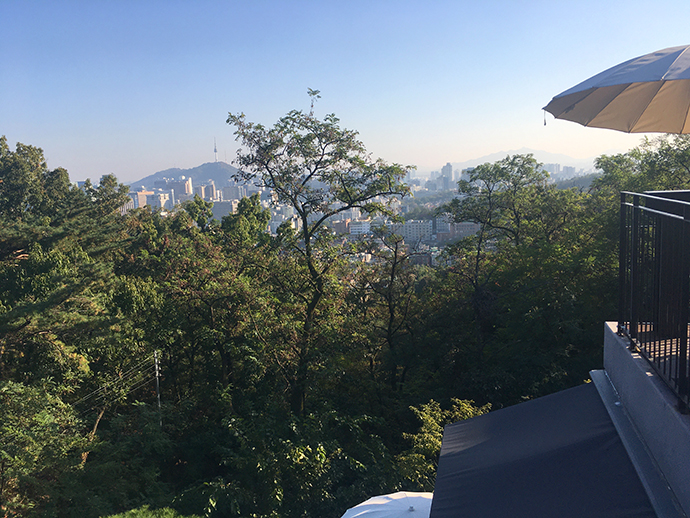 카페-앞-자연과-도시뷰