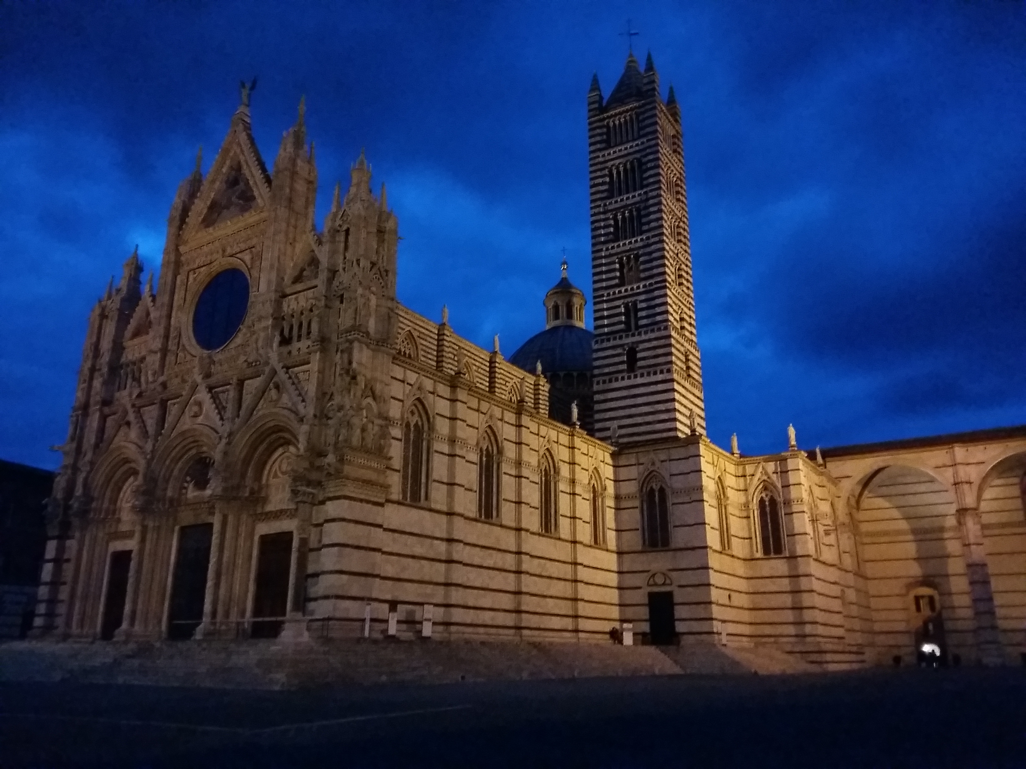 이탈리아 시에나 대성당 측면 45도