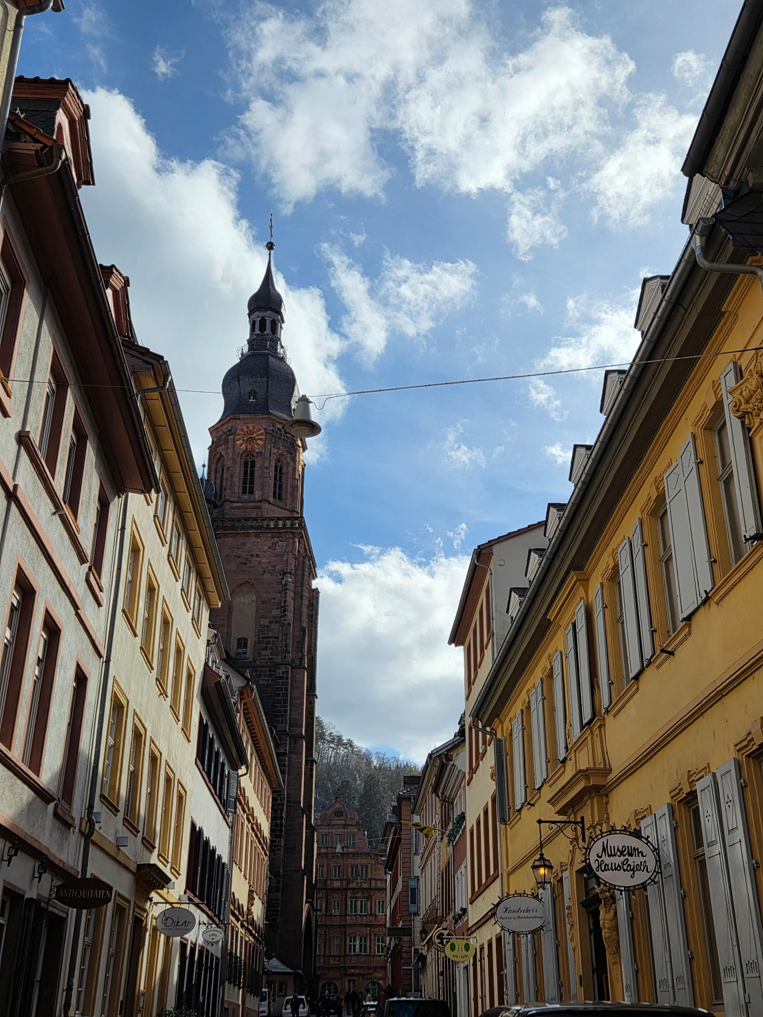 첨탑과 시내거리