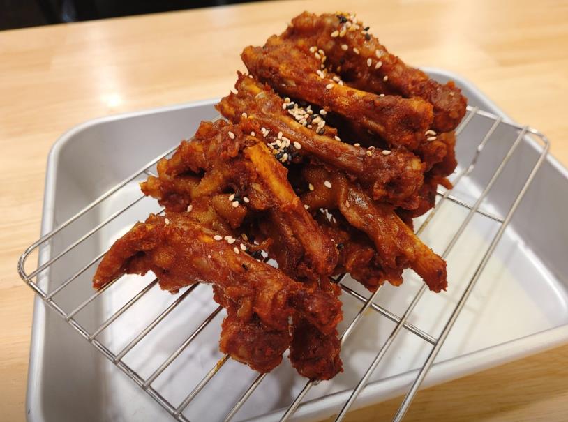 방금 구워져 나온 매일아침 통닭발