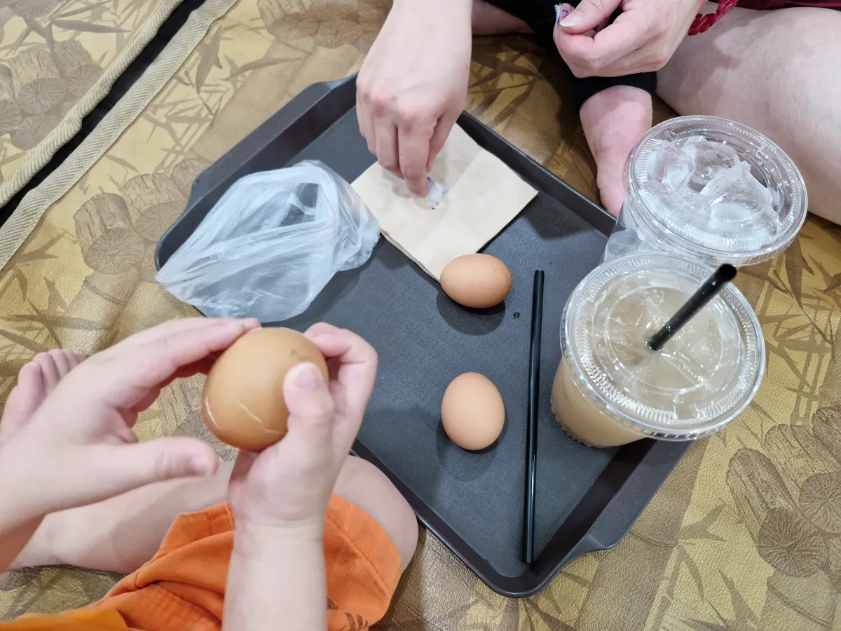 계란과-식혜를-먹고-있는-두-아이