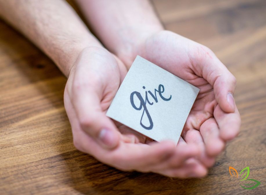 손바닥 위에 올려진 give 카드 - 100/0 원칙의 핵심인 먼저 주는 마음을 상징하는 이미지 via canva