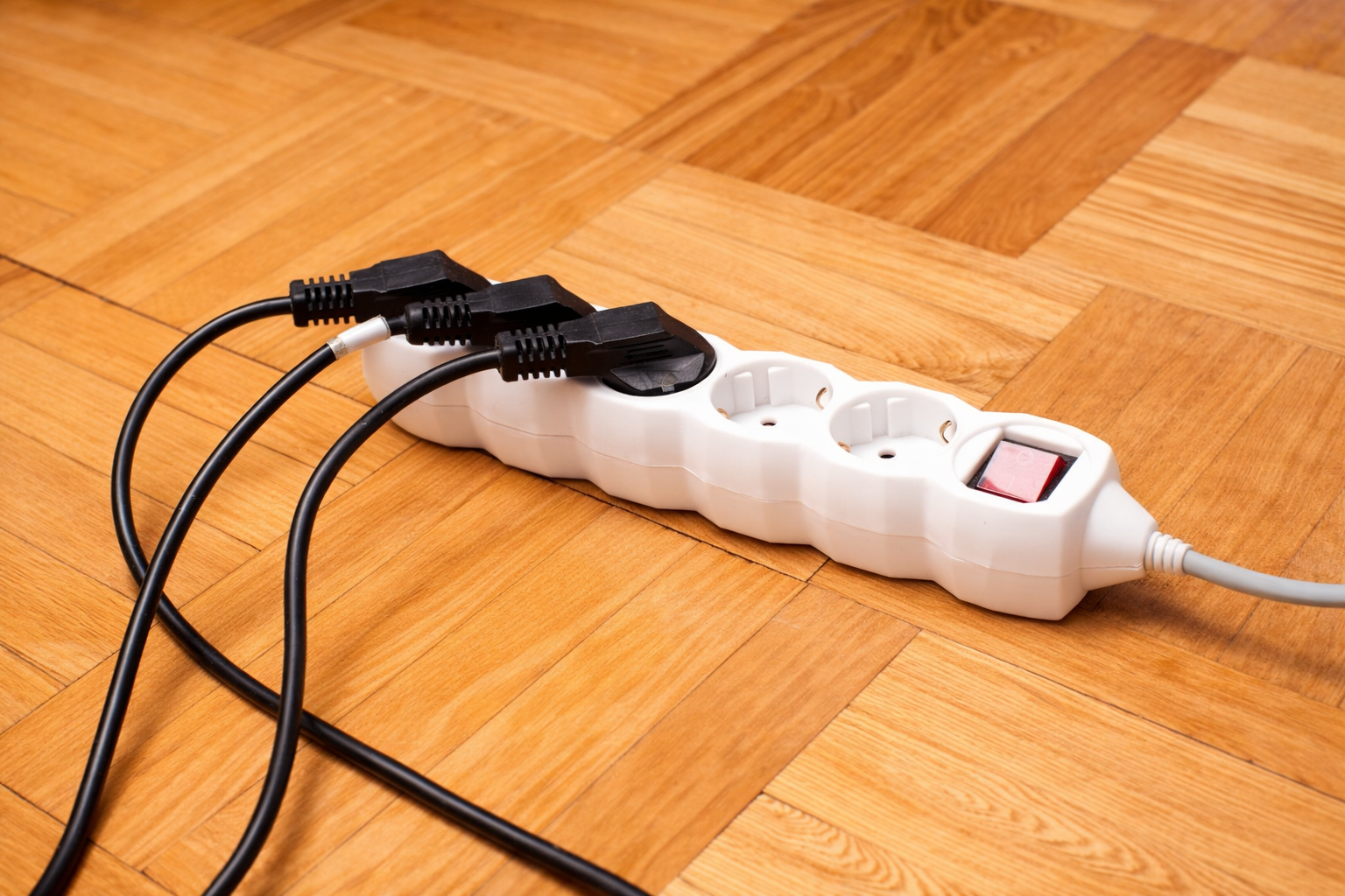 원룸에서 멀티탭과 콘센트 사용 모습과 대기전력 예시