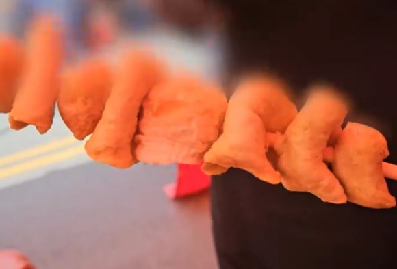 국내 최대 벚꽃축제로 알려진 진해 군항제에서도 음식 바가지 논란이 일었다. 사진은 진해 군항제 먹거리 골목에서 판매되고 있는 꼬치어묵. [사진=MBC 보도화면 캡처]