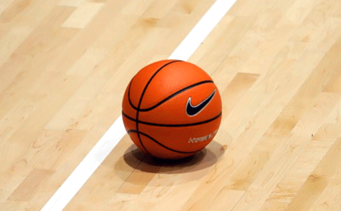 농구장 바닥에 연갈색 농구공 한 개가 놓여있다. 검정색 나이키 표시가 돼 있고, 공은 회복 탄력성이 매우 높아보인다.