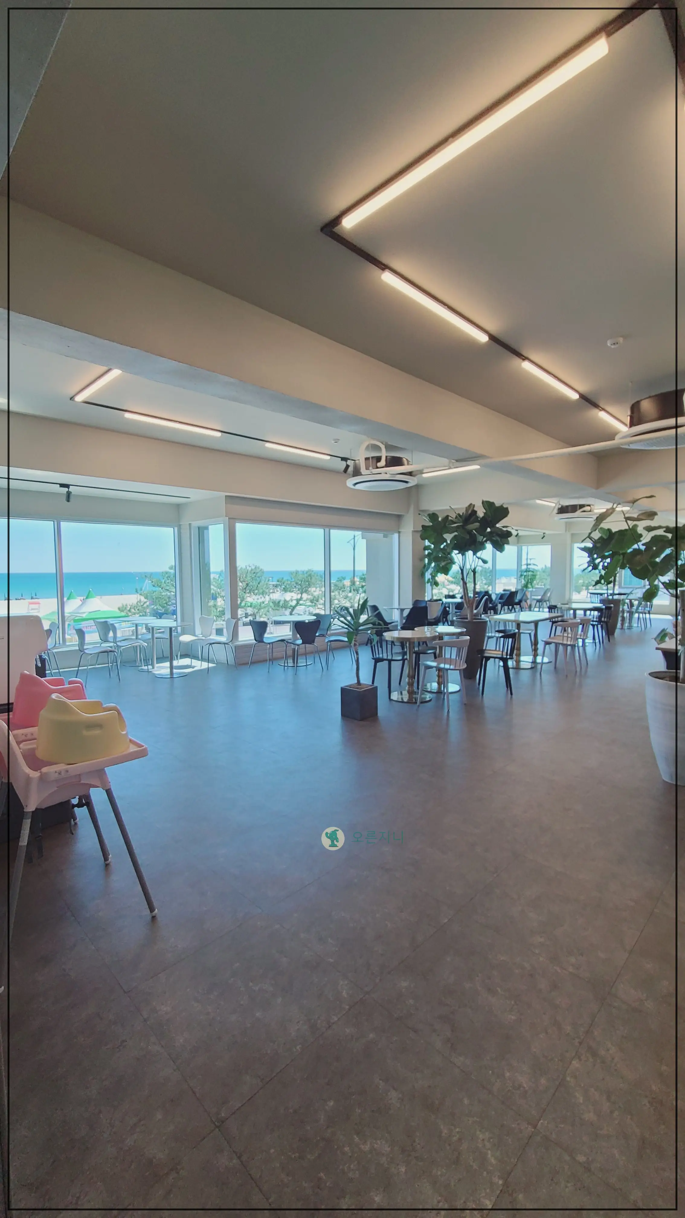 동해-망상해수욕장-바다앞-카페-클램-2층내부