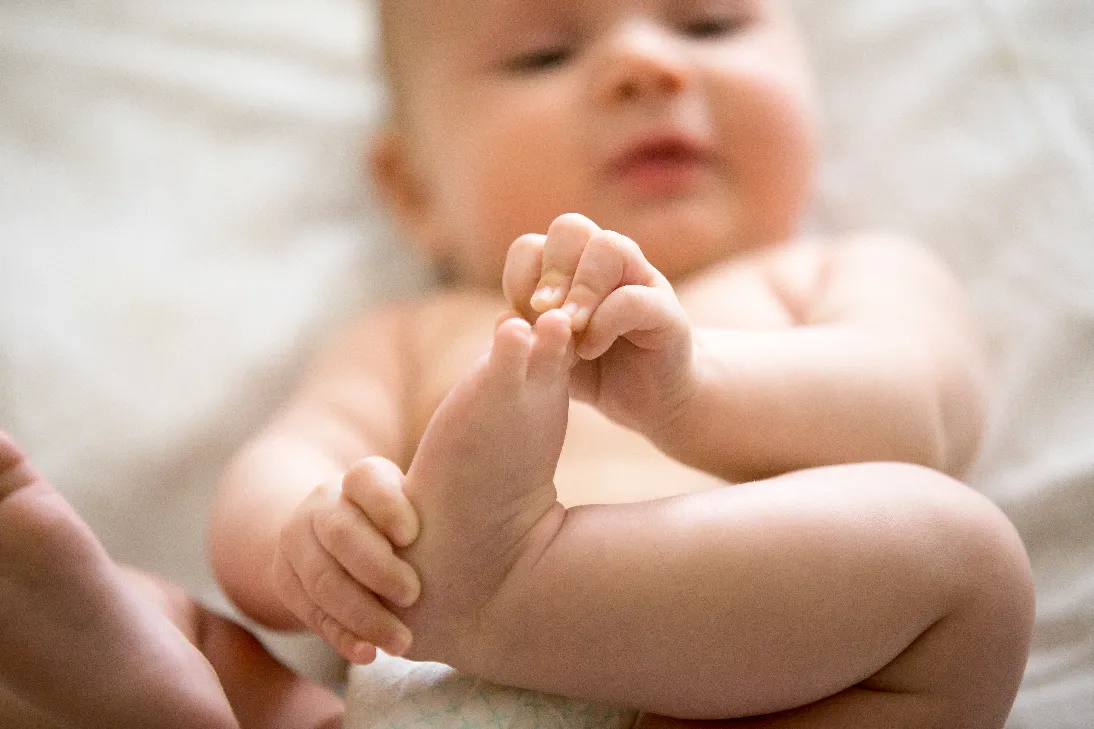 &lt;a href=&quot;https://kr.freepik.com/free-photo/adorable-baby-taking-an-interest-in-his-feet_1281878.htm#fromView=search&page=1&position=12&uuid=c63a62b3-babc-4582-9135-b719a06dcb51&quot;&gt;작가 yanalya 출처 Freepik&lt;/a&gt;