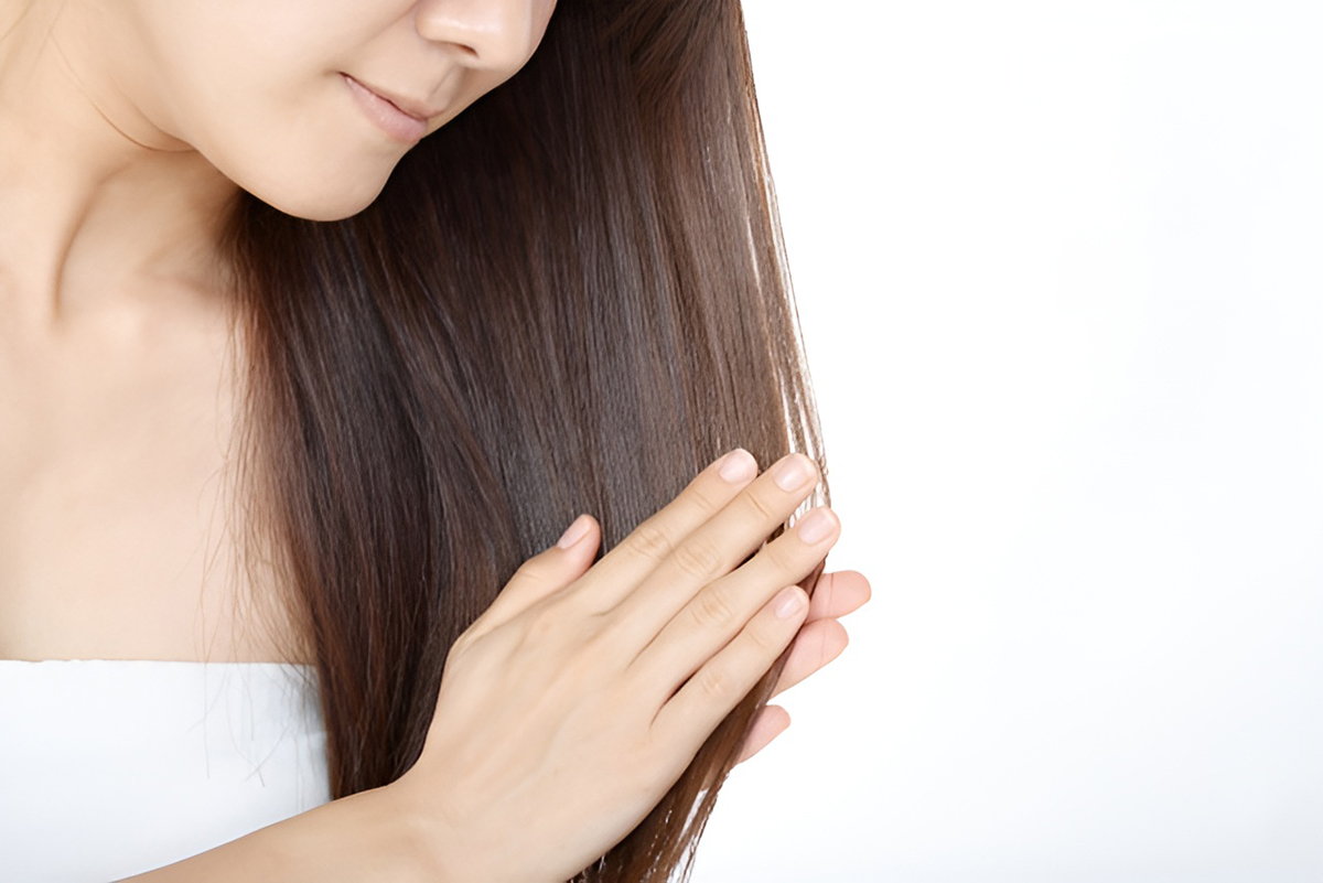 모발을-살펴보는-여성