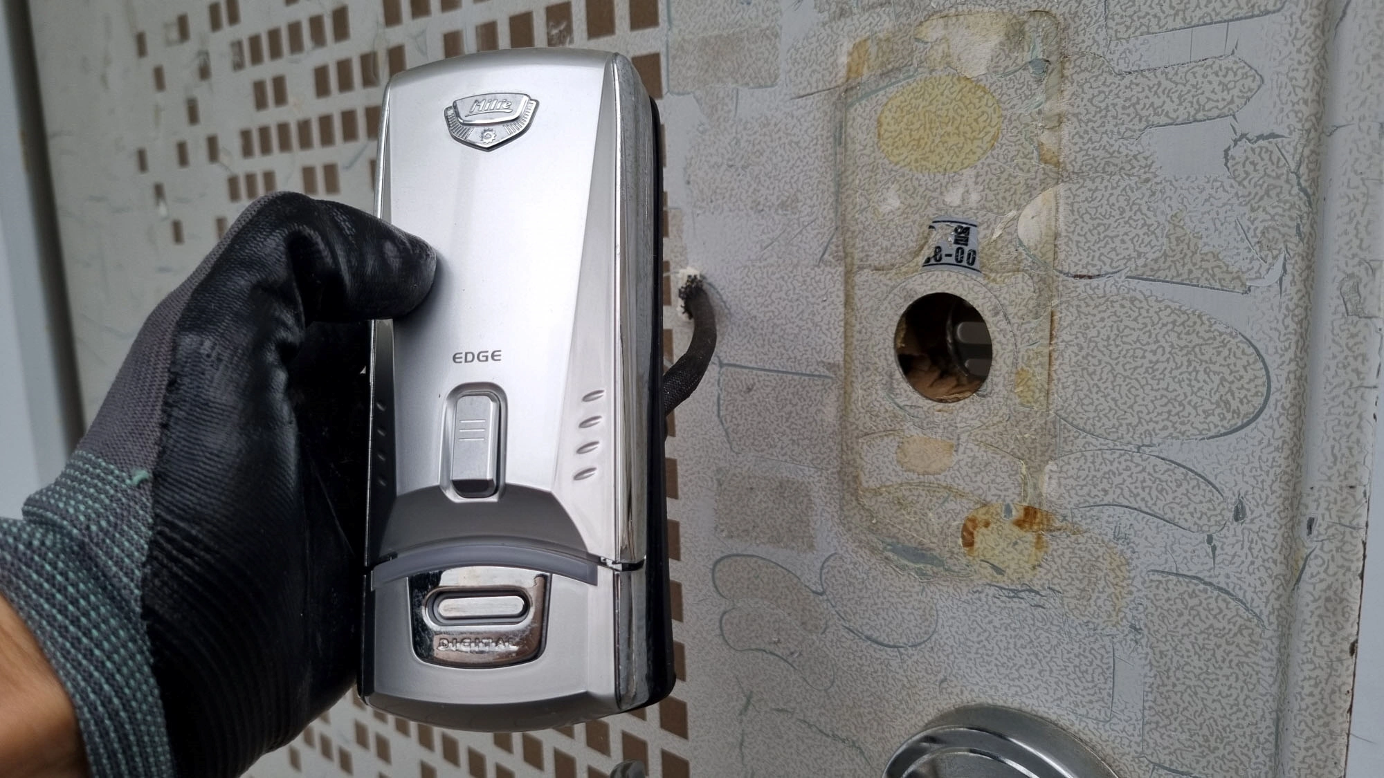 실외 도어락 뗀 모습