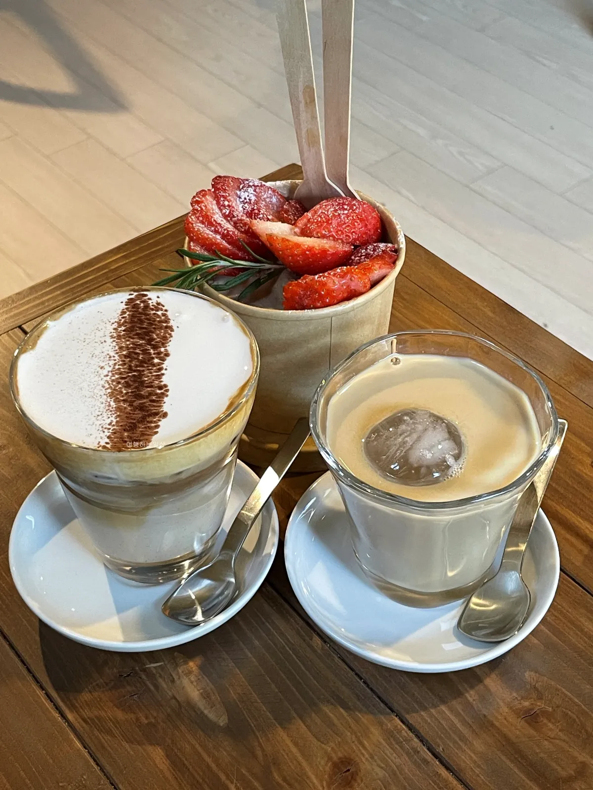 성북구-보문-카페-아늑하고-독서-작업하기-좋은-공간-카페-시소(see-saw)