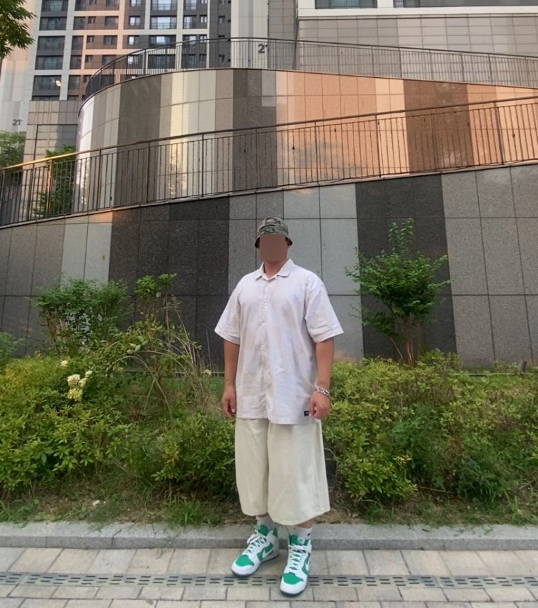 데일리룩('26. 7. 31.)엑스트라오디너리 카모 버킷햇 벙거지, 반스 케슬러 체커보드 우븐 반소매셔츠, 무신사스탠다드 버뮤다 데님팬츠, 나이키양말, 나이키 덩크하이 스타디움그린