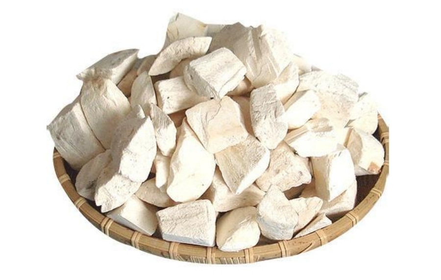 바다에서 채취를 한 갑오징어의 뼈인 오적골을 잘 세척한 후에 깍뚝썰기를 한 것을 대나무로 만든 동그란 바구니에 가득 담아두고 찍은 사진