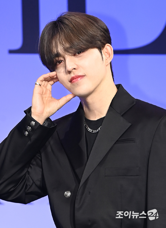 그룹 세븐틴(Seventeen) 에스쿱스가 27일 오전 서울 여의도 콘래드호텔에서 열린 세븐틴 정규 4집 &#39;페이스 더 선&#39;(Face the Sun) 발매 기념 글로벌 기자간담회에 참석해 포토타임을 갖고 있다. [사진=정소희 기자]