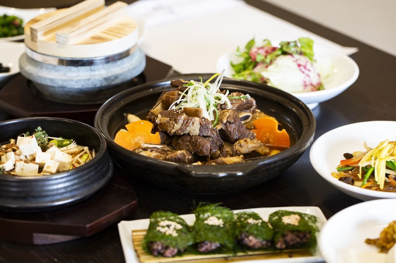 생방송투데이 3785회 우리 동네 홍(보)반장이 간다 APEC 성공 개최를 위해 홍반장이 간다, APEC 공식 숙소 소노캄 경주, APEC 2025 지정 음식점 고도벌한정식, APEC 회의 장소 경주화백컨벤션센터 (HICO)