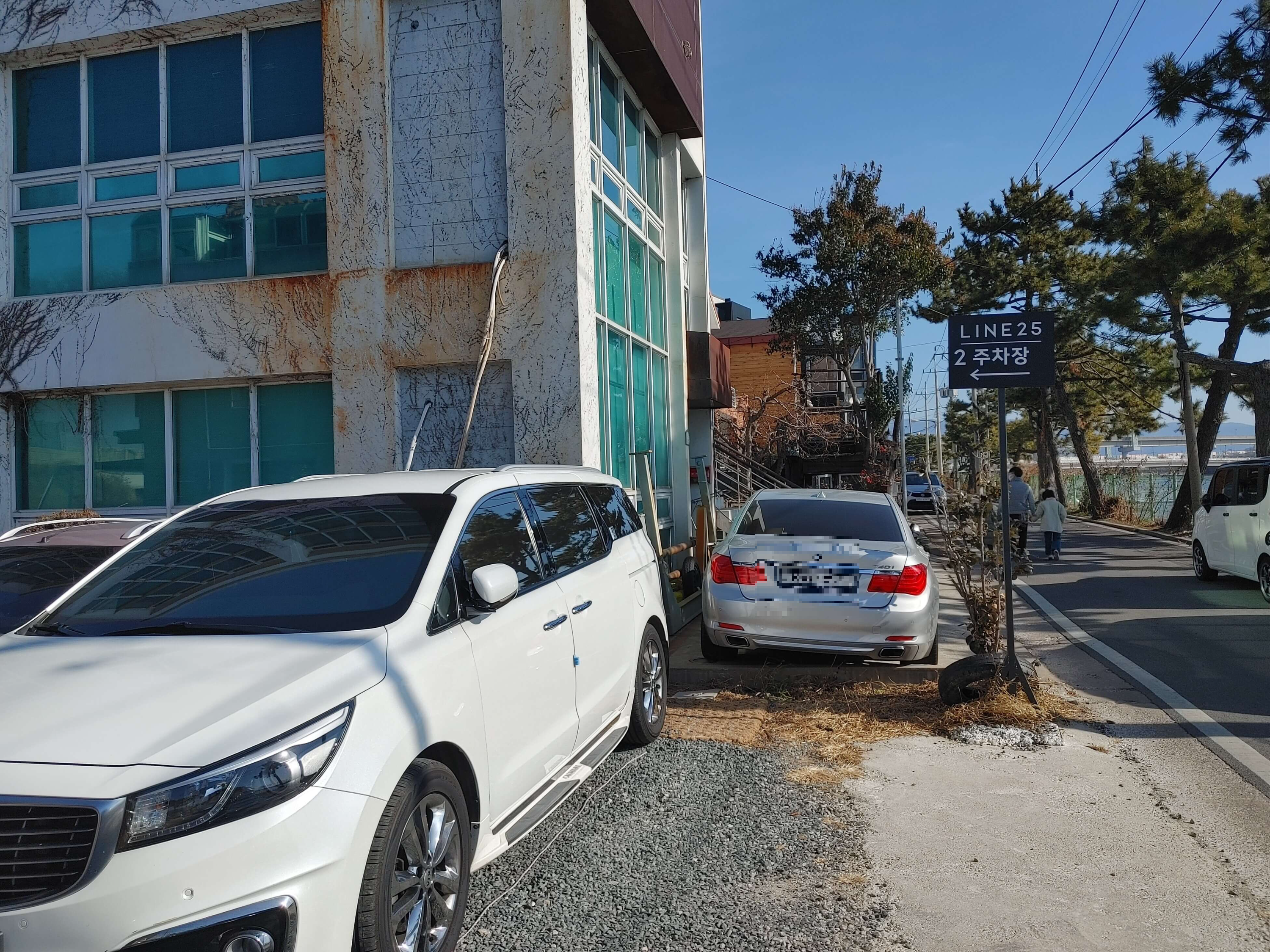 김해_강변뷰카페_라인25_주차장