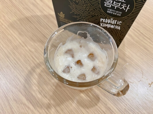 컵에 얼음을 넣은 사진