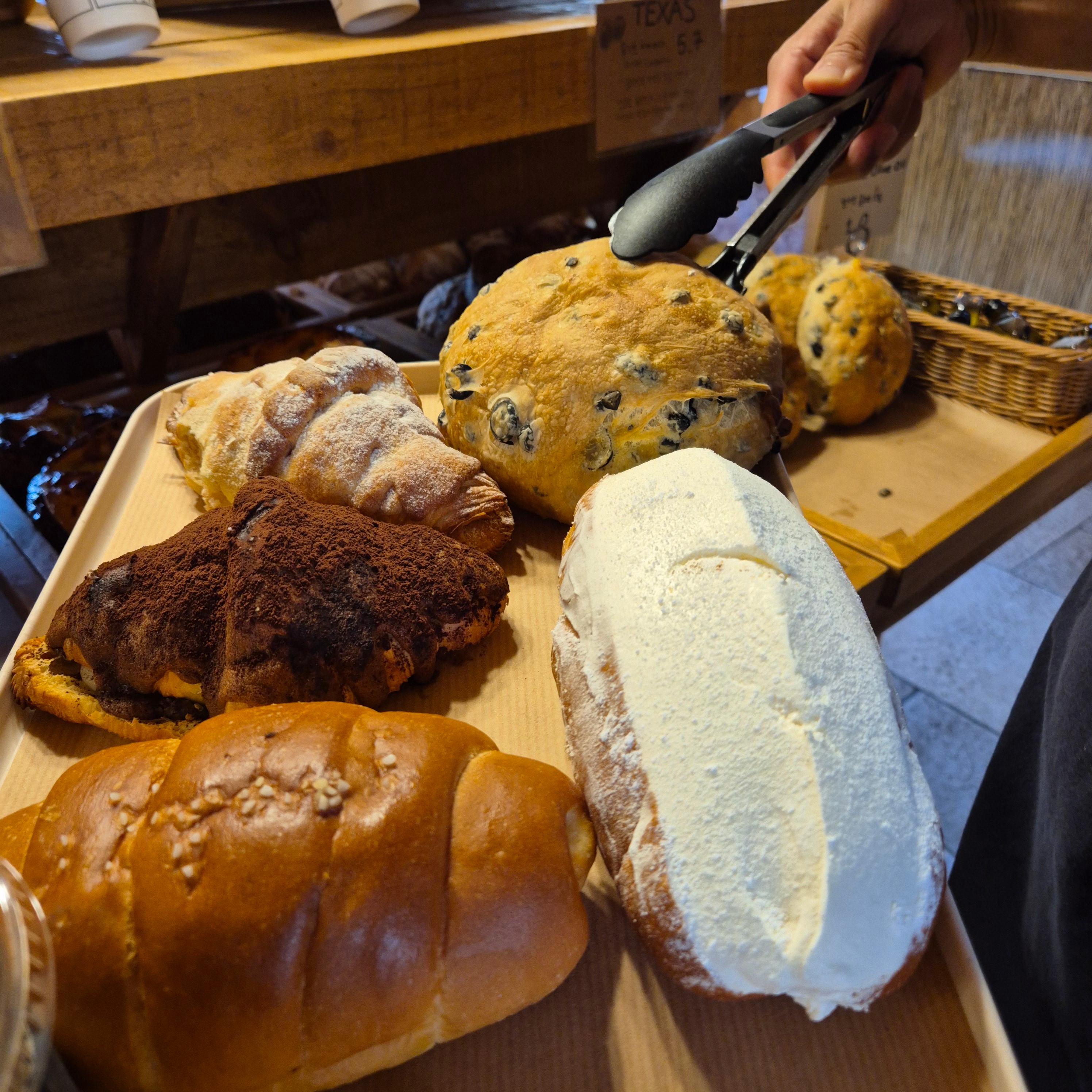 용산 카페&amp;#44; 왓어브레드&amp;#44; MBTI 빵&amp;#44; 용리단길 카페&amp;#44; 용산 베이커리&amp;#44; 인스타 감성 카페&amp;#44; 용산역 맛집&amp;#44; 미국 감성 카페&amp;#44; 휘낭시에 맛집&amp;#44; 용산 데이트 장소&amp;#44; 핫플레이스&amp;#44; 용산 빵집&amp;#44; 제빵 국가대표&amp;#44; 신상 카페&amp;#44; MZ 카페