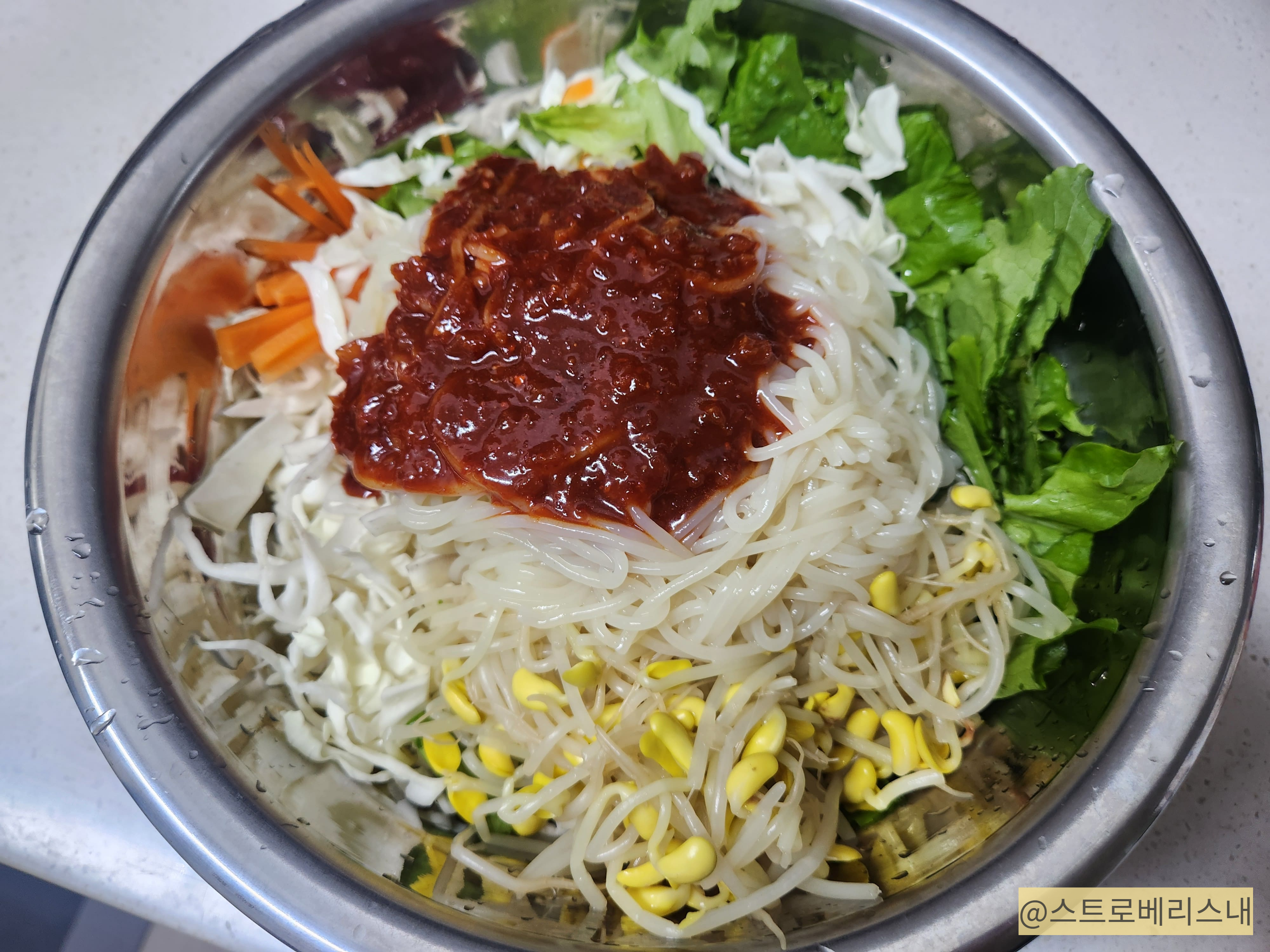 준비된 재료에 양념 부어주기