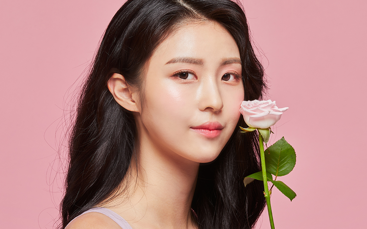 성년의 날을 맞이한 여성이 상징적인 '장미꽃'을 들고 있는 모습이다.