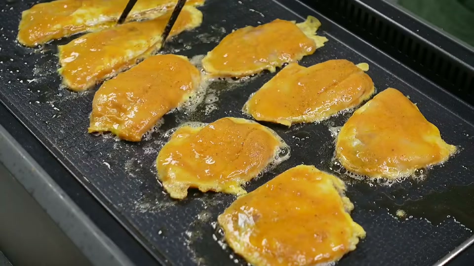 팬에 동태전을 올려 부치는 장면