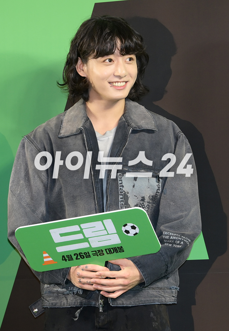 그룹 방탄소년단(BTS) 정국이 24일 오후 서울 강남구 삼성동 메가박스 코엑스에서 열린 영화 &#39;드림&#39;(감독 이병헌) VIP 시사회에 참석하고 있다. [사진=정소희 기자]