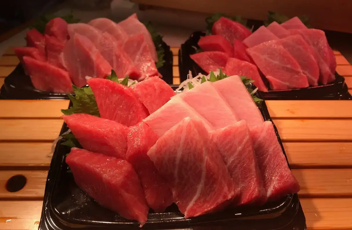 참치 애호가라면 꼭 방문해보자! 전문점 특유의 스시 & 사시미 & 덮밥을 맛볼 수 있다.