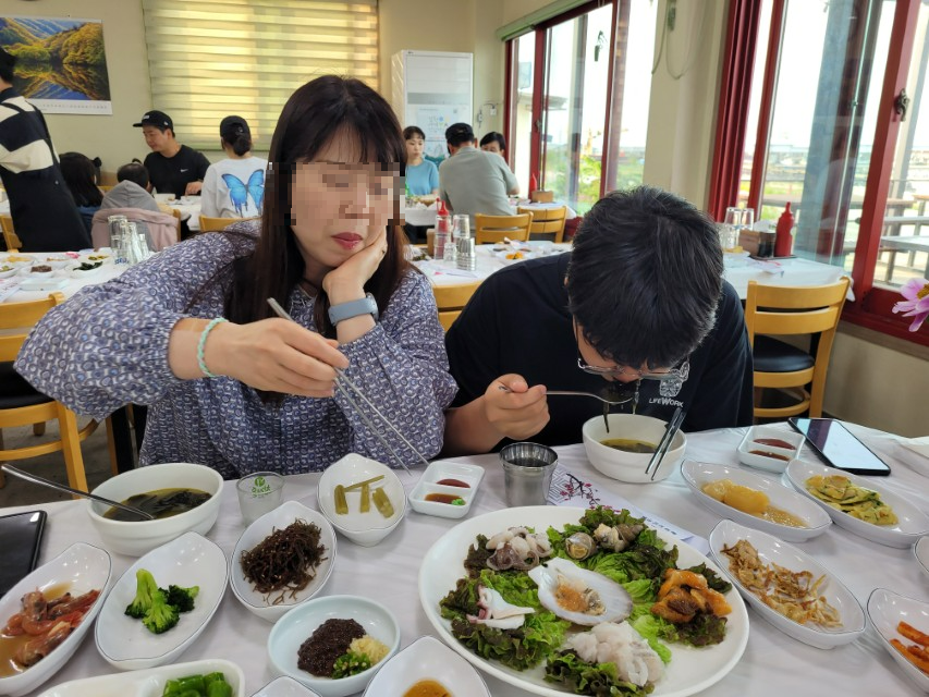 영순네횟집에서 가족과 함께 회를 먹는 모습