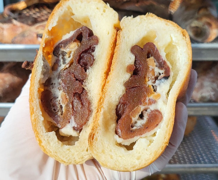 6시내고향 완주 곶감빵 딸기크림빵 생강크림빵 곶감빵을 반으로 가른 모습