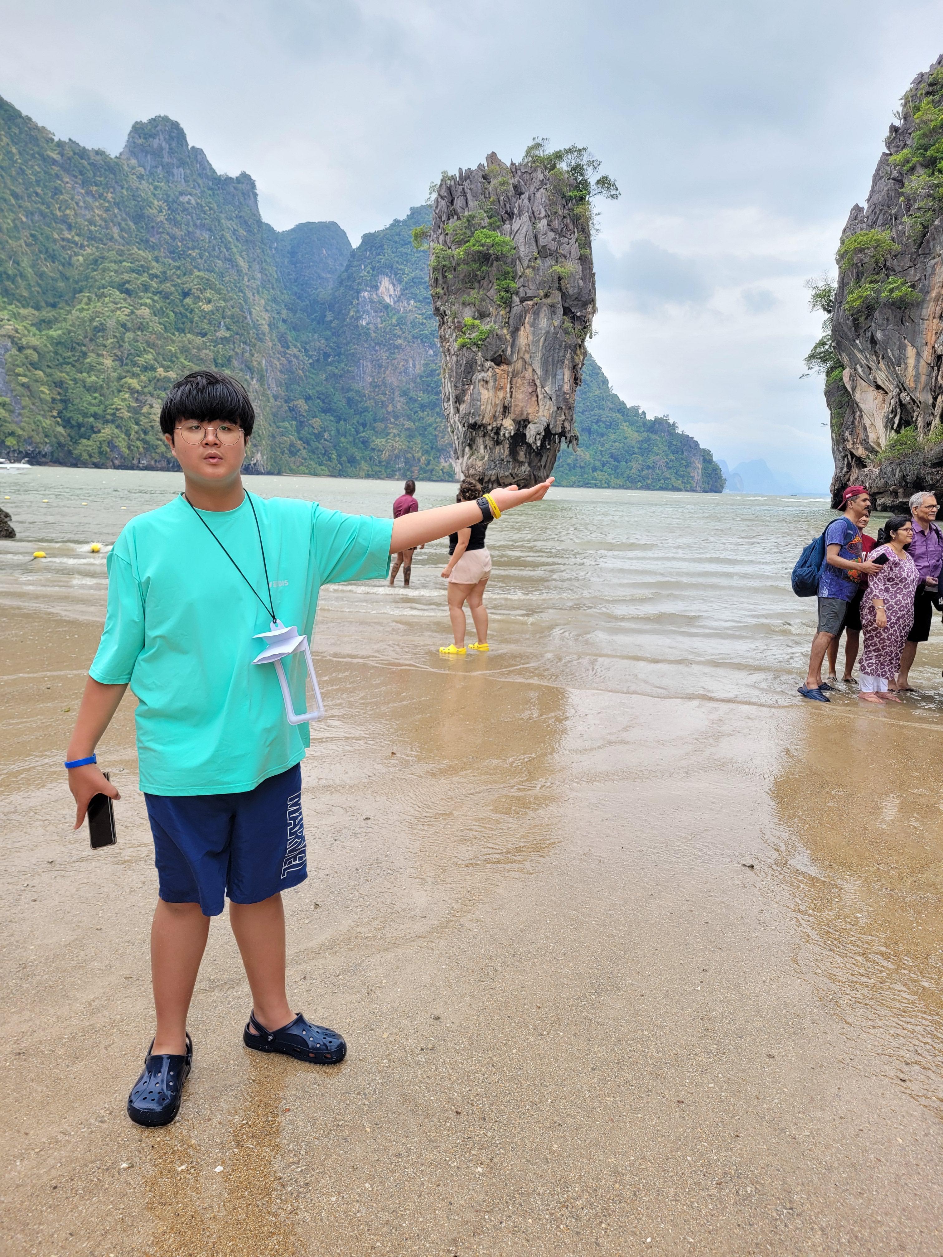 팡아만 제임스본드 섬을 손에 올리고