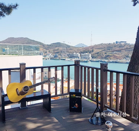 알록달록한 벽화와 골목길이 어우러진 예술마을. 사진 찍기 좋은 스팟이 많아 인생샷 명소