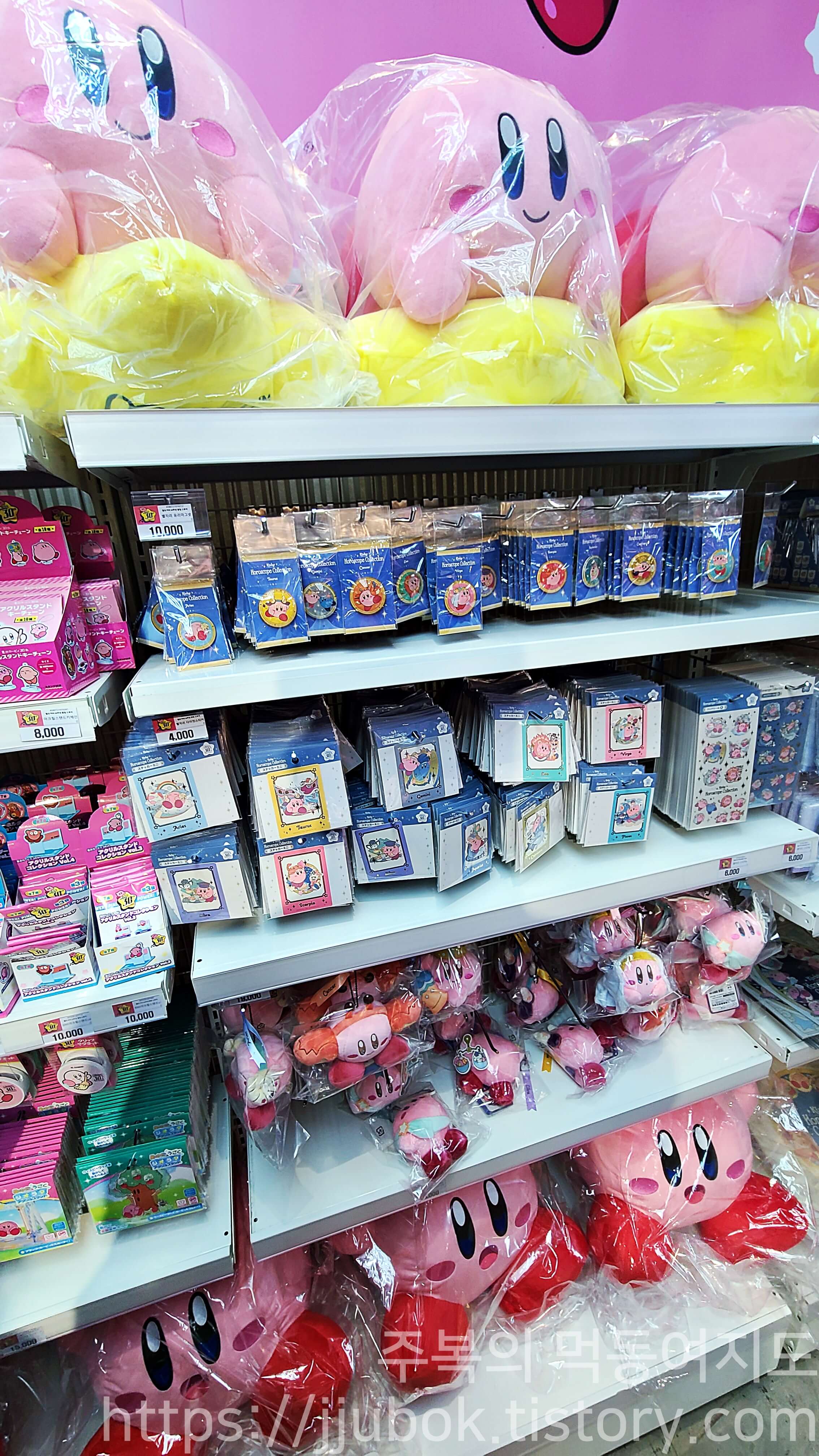 별의-커비-30주년-팝업-스토어-판매-굿즈-진열장-6