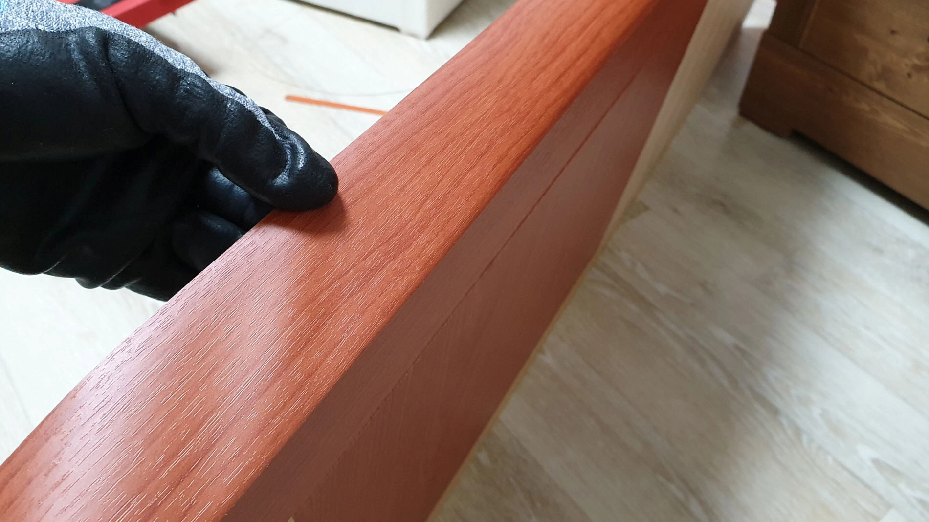 모서리 시트지 붙이는 모습