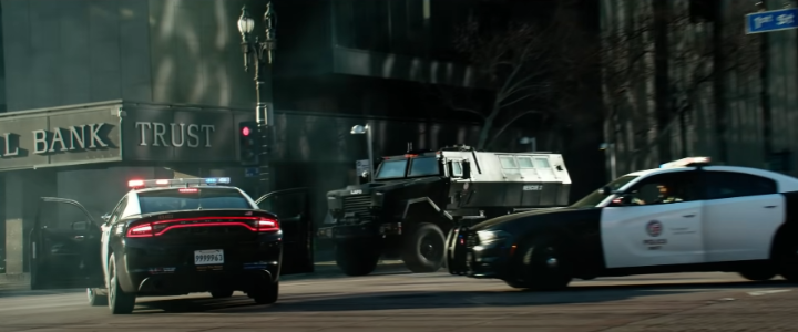 은행앞에서있는경찰차