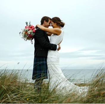 신혼부부 바닷가에서 사진