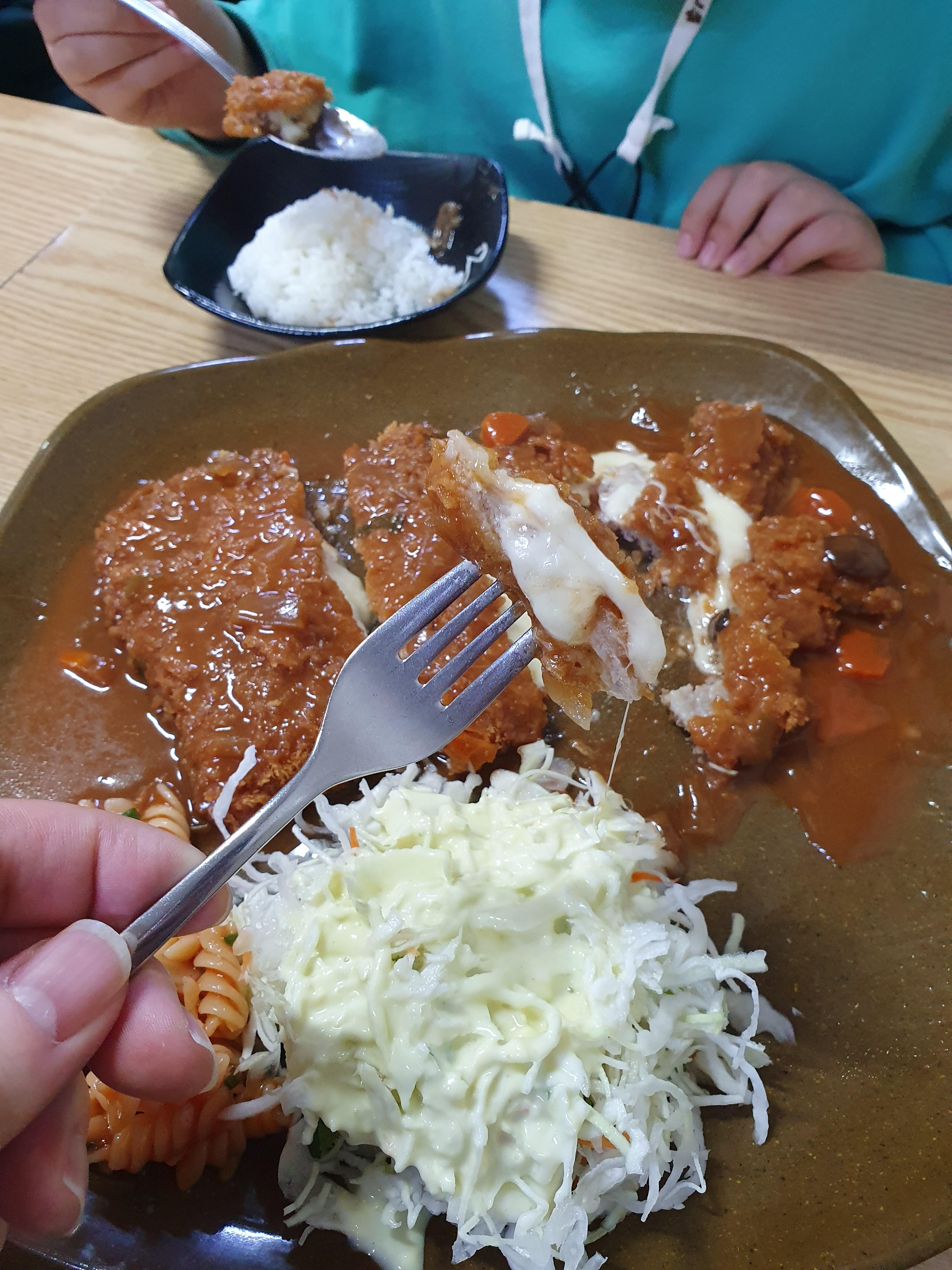 논산 반월소바 일반 돈까스 보단 매콤 돈까스보단 치즈돈까스가 정말 맛있음!!! 강추합니다.