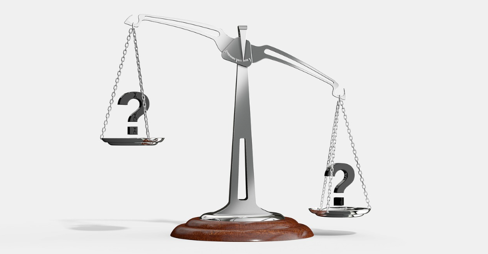 오른쪽으로 기울어진 천칭 사진으로 양쪽을 비교한다는 의미의 이미지