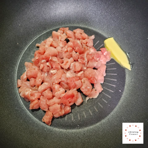 달궈진 웍에 돼지고기 버터에 볶기