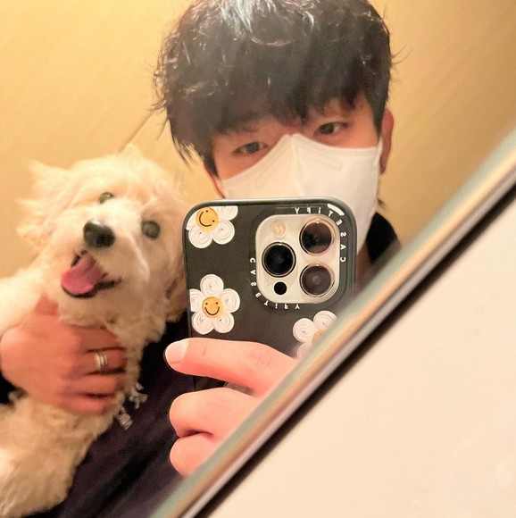 채종협 인스타그램 사진 강아지와 함께 핸드폰을 들고 셀카를 찍고있음