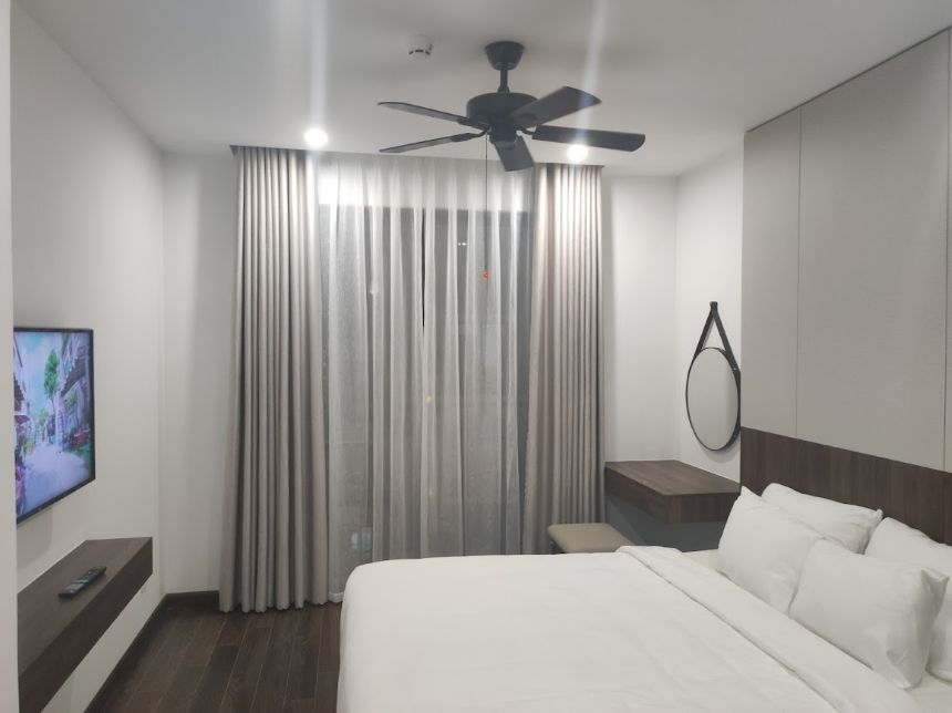 다낭 젠 로터스 호텔 객실 침대에서 바라본 벽걸이 LG 스마트 TV