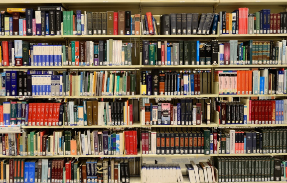 책장의 책 사진