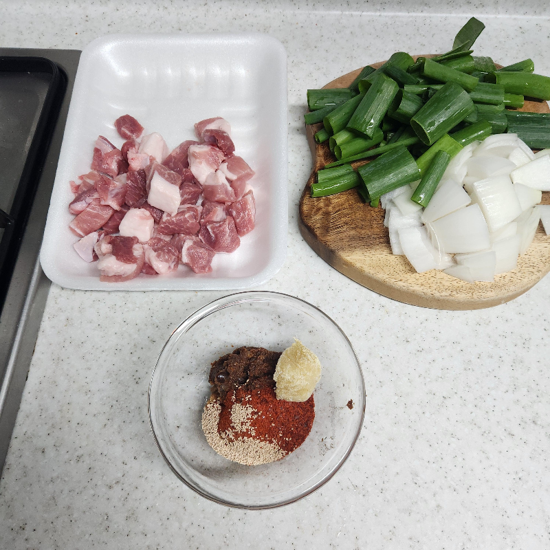 돼지고기, 대파, 양파, 된장 및 간마늘