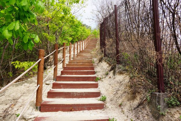배수지에서 올라가는 데크 계단, 왼족에 두 줄 로프, 오른쪽에 배수지 철망휀스,