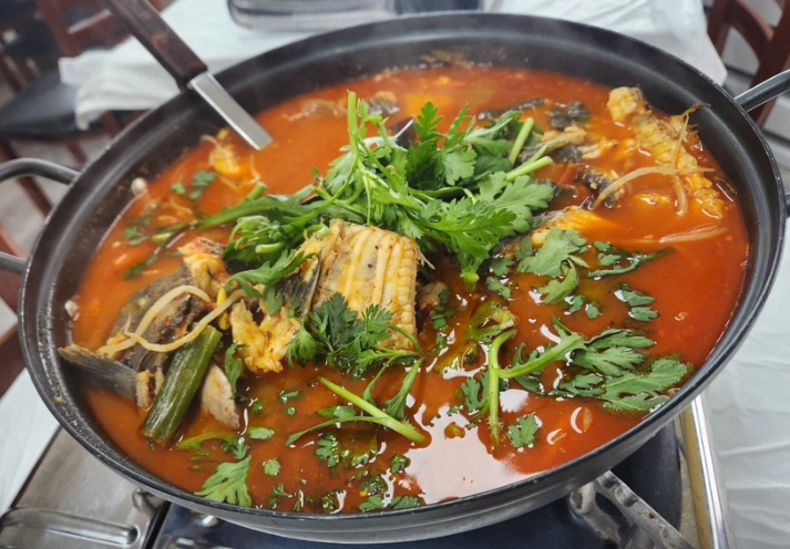 생생정보 믿고 떠나는 스타의 고장 충청남도 서산시 유기방가옥 황금산 코끼리바위 바다식당 꽃빛 