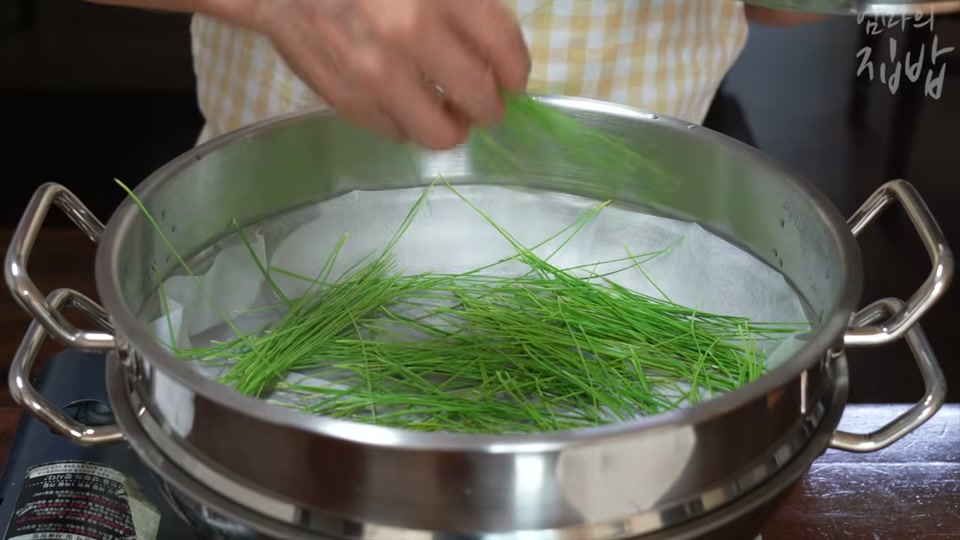 찜기에 솔잎을 까는 장면
