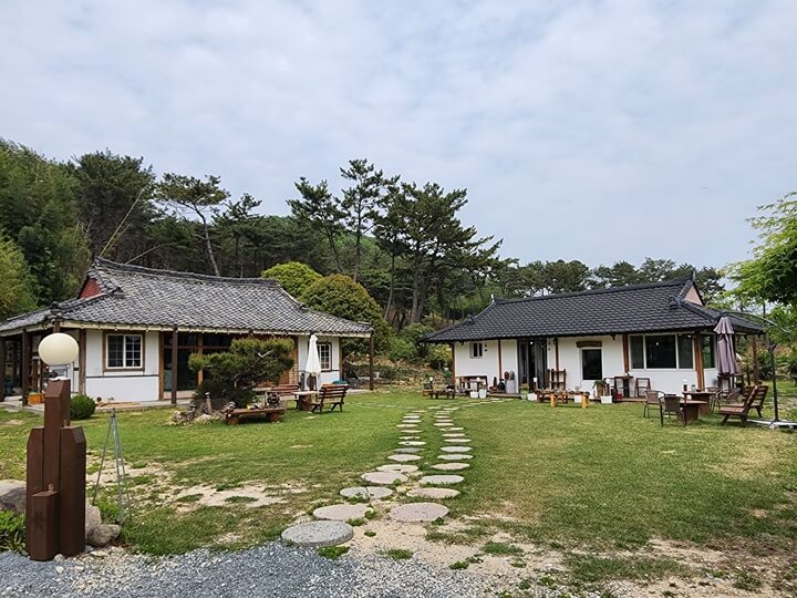 마당이 있는 건물2채