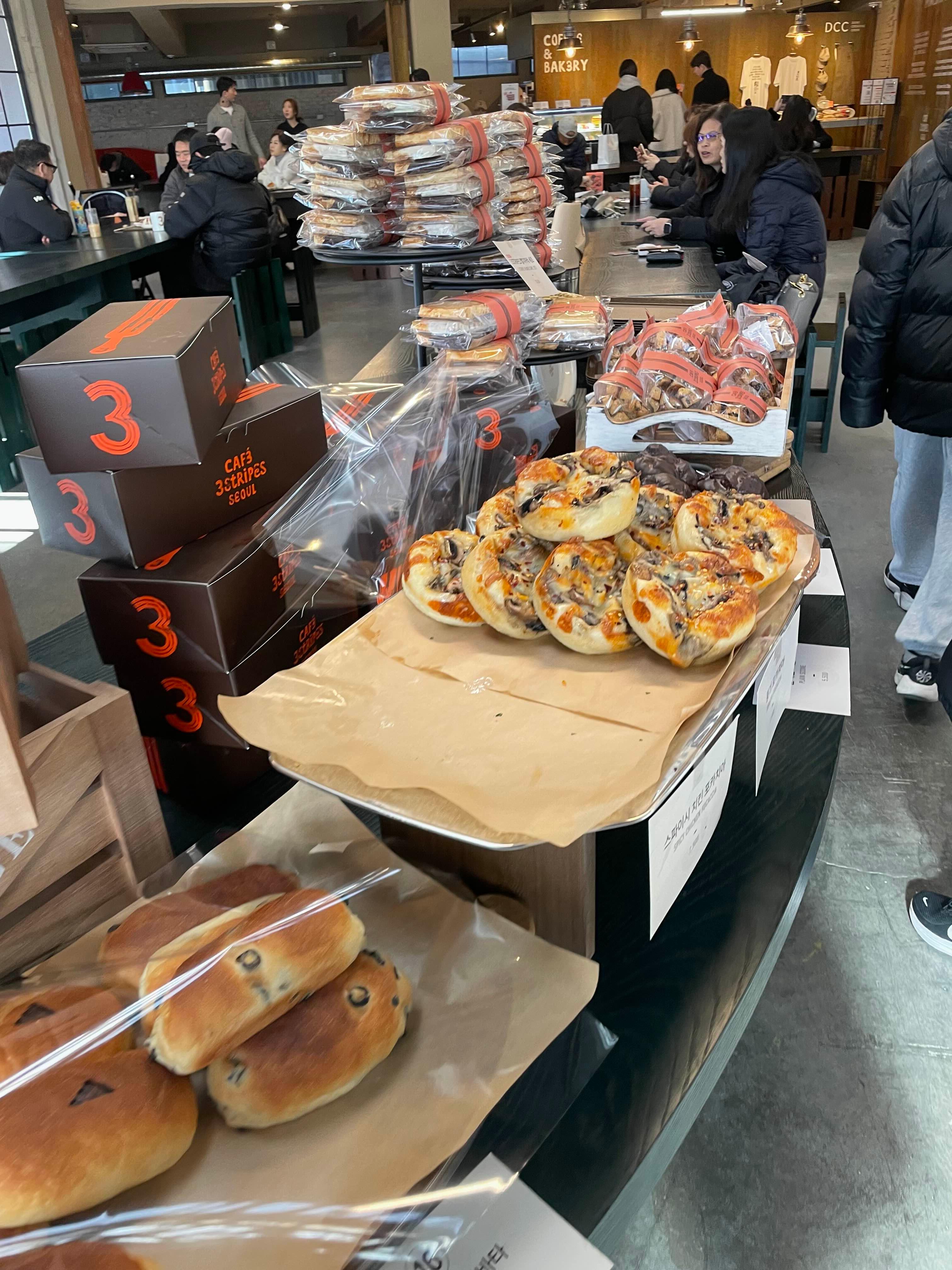 성수동 3 STRIPES 아디다스 카페