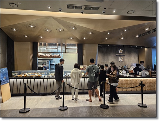 스타벅스 더북한강R점 방문 후기: 북한강 뷰 맛집 끝판왕! 뷰, 펫 프렌들리, 독특한 메뉴까지 완벽 정리!